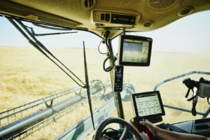 wnętrze kabiny kombajnu